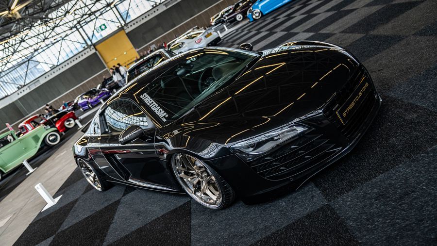 Zwarte Audi R8 van StreetCustoms op de beursvloer van de Amsterdam Motor Show